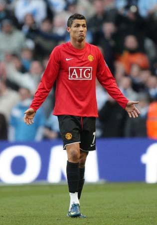 太阳报：英乙球迷在看台上发病，直升机降落在球场里进行急救