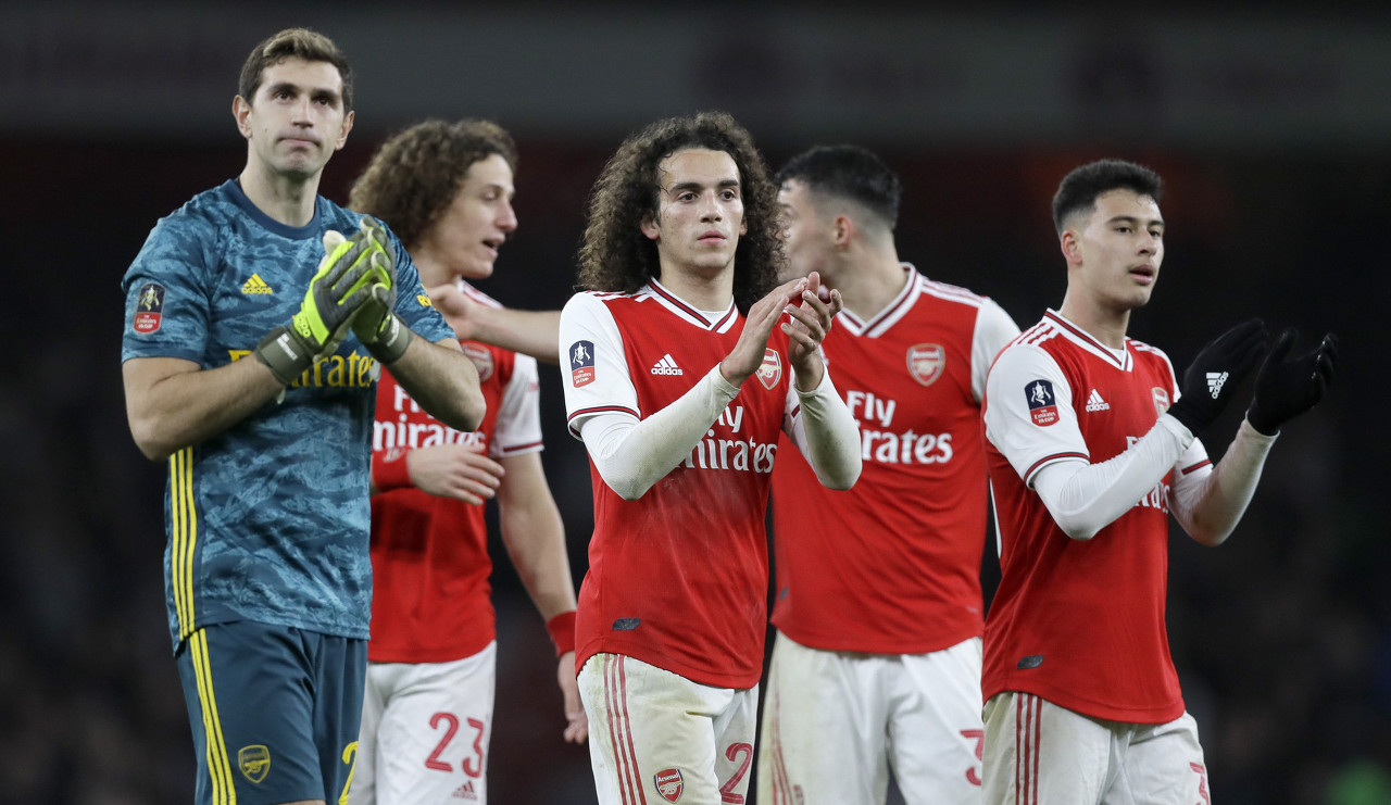 公务还是放松？纳赛尔出现在圣西罗现场观看米兰德比