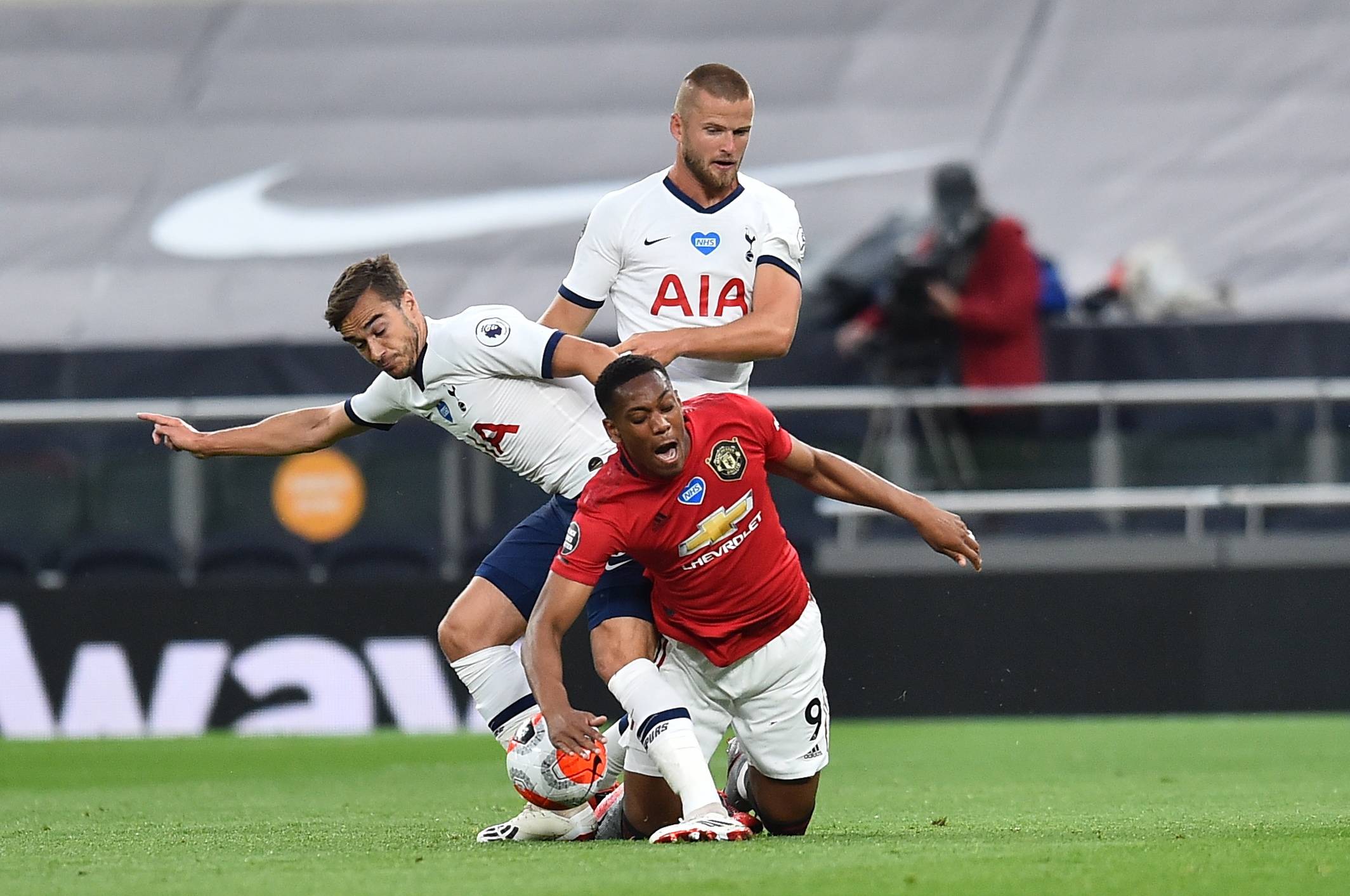 弗里克解释亚马尔被换下原因，称其欧冠停赛需轮换