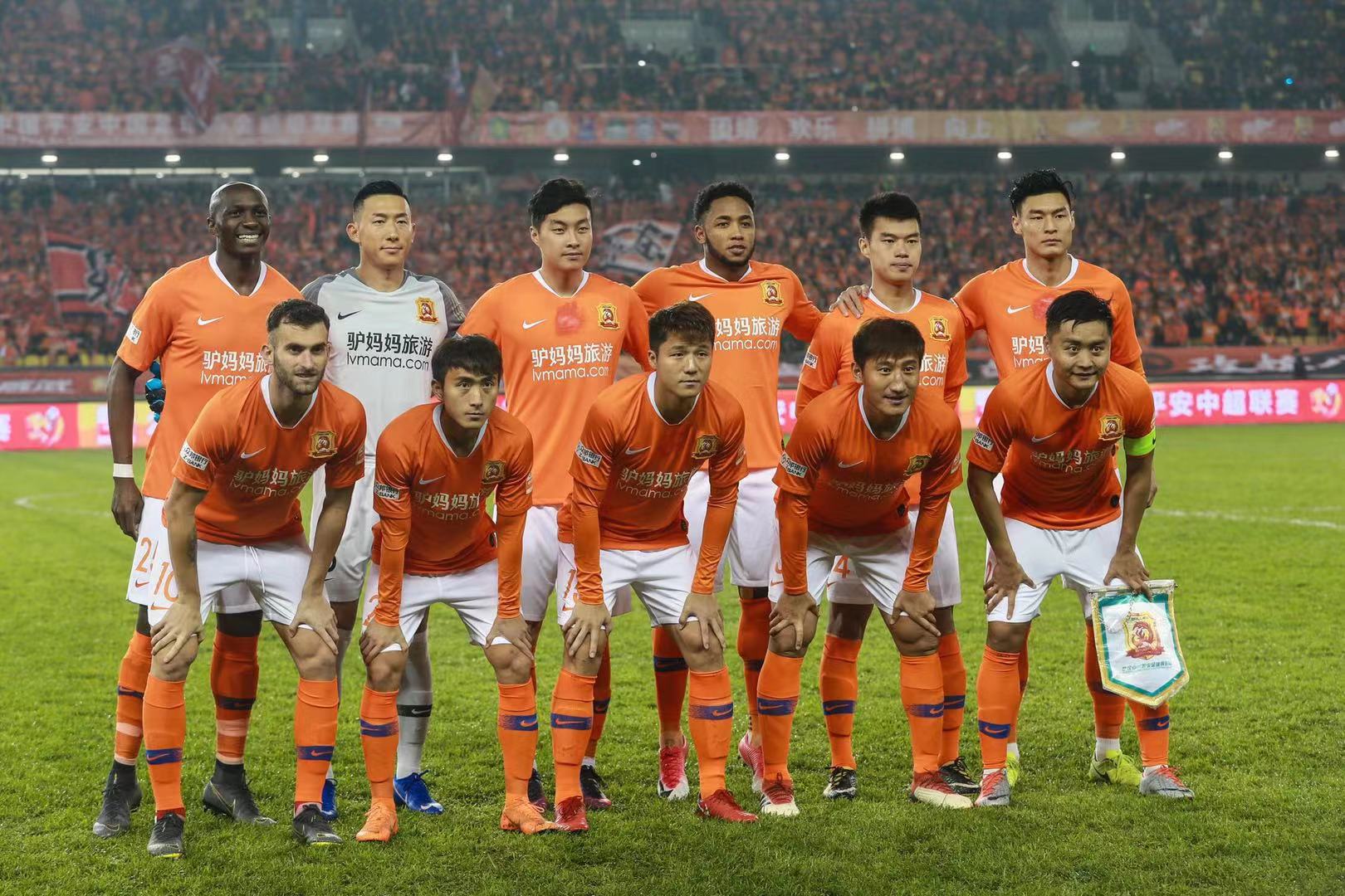 传奇奥斯卡满血复活看海港亚冠 球迷喊队危 ！速归！（奥斯卡状态回勇现身海港亚冠，球迷高呼：球队告急，尽快回归！）