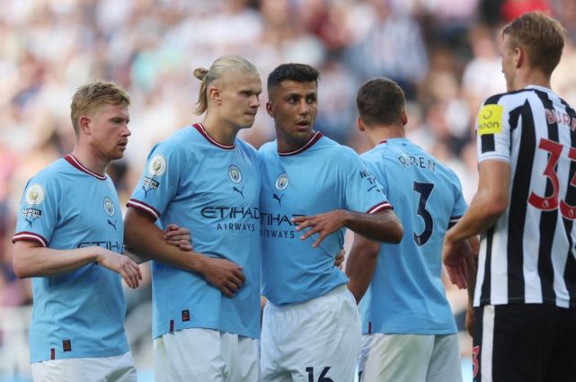 勇士队防守顶尖，波斯特超越格林，科尔应给予更多首发机会。