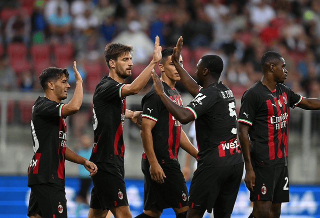 英超联赛第16轮收官战，曼联主场迎战伯恩茅斯，赛前首发出炉。（英超第16轮收官之战：曼联主场迎战伯恩茅斯，赛前首发名单公布）