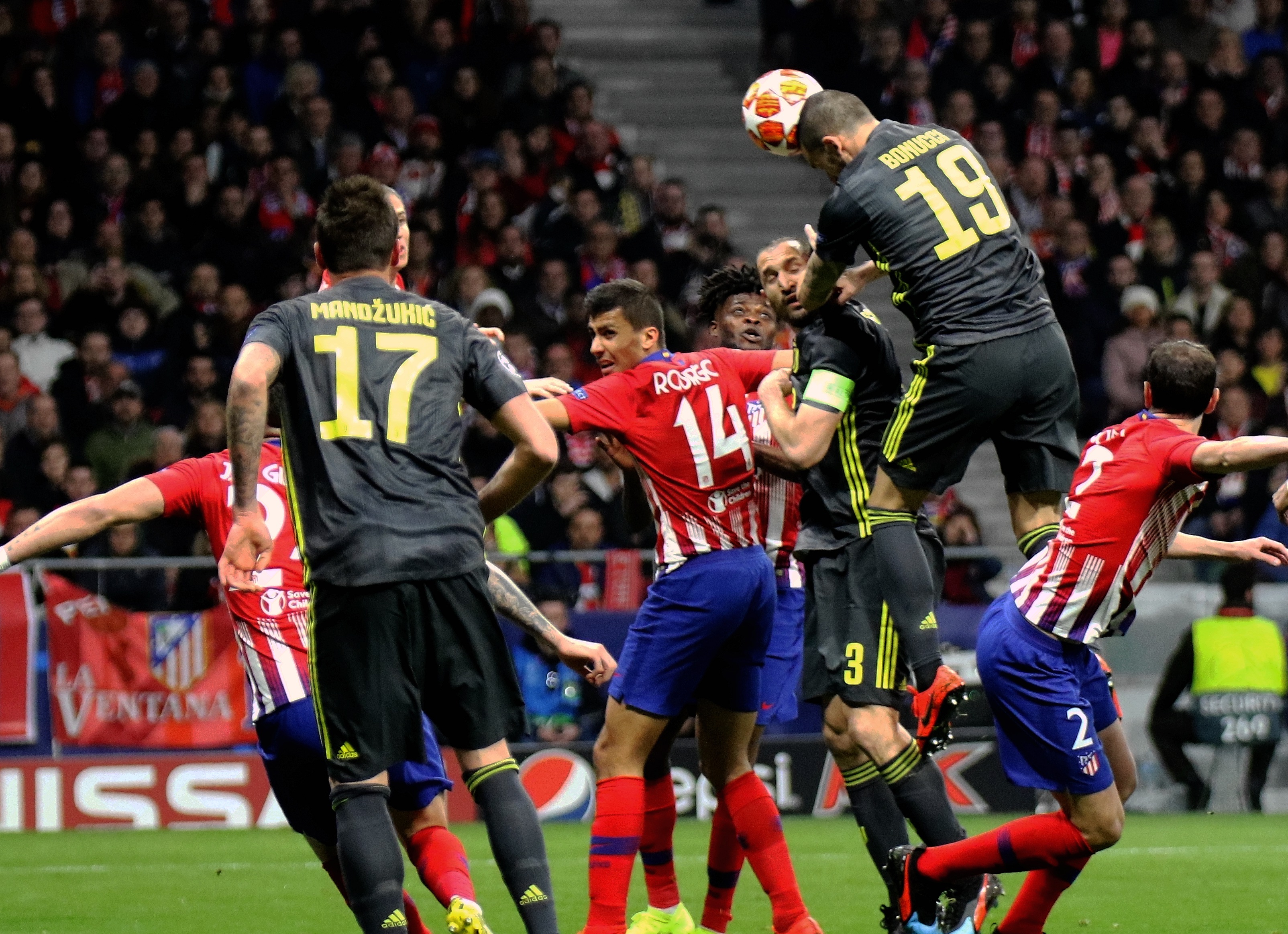 队报：维尼修斯冬窗无意离队，皇马高层仍想和维尼修斯完成续约（队报：维尼修斯不考虑冬窗离队，皇马管理层仍力促续约）