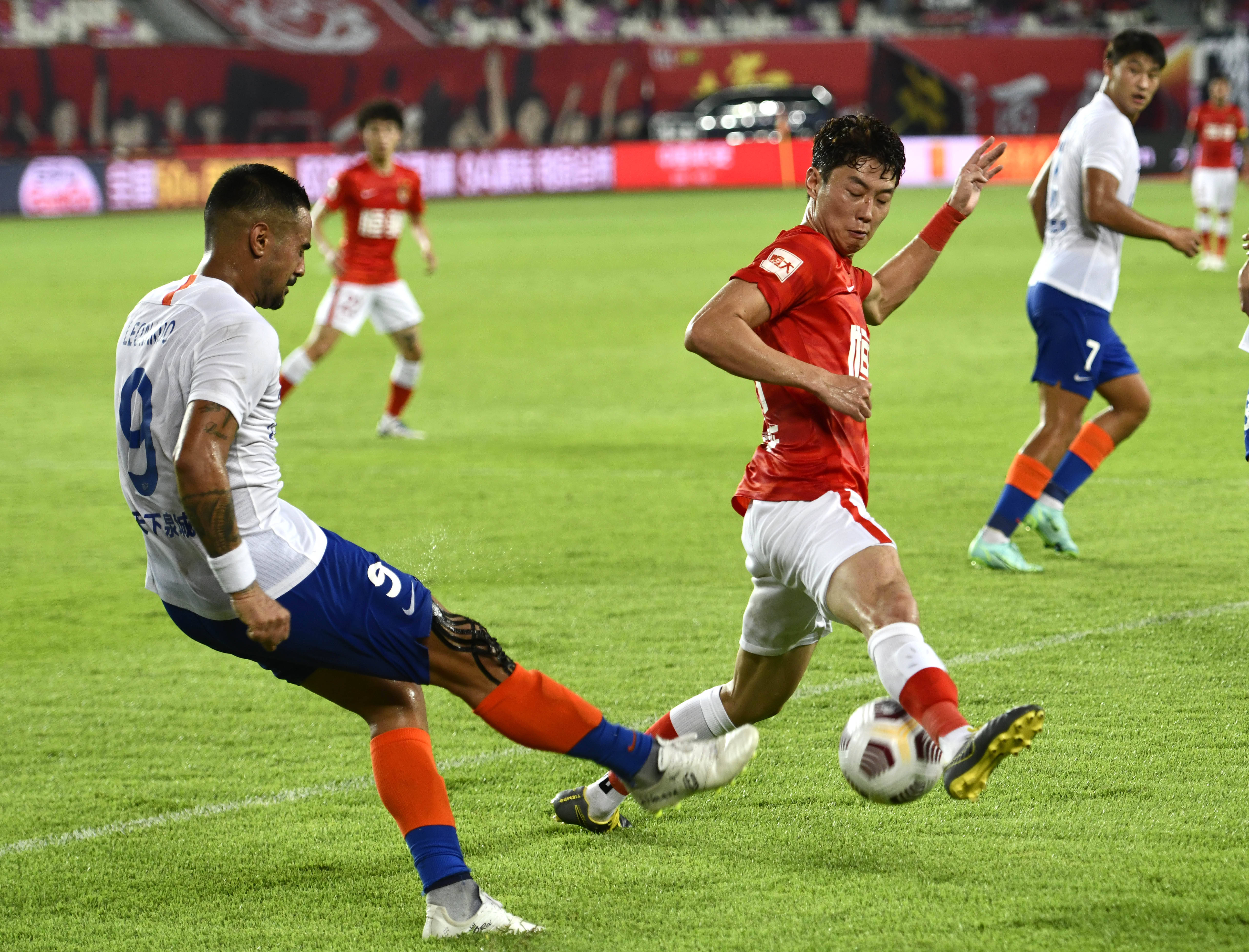 欧冠半场：吉马良斯意外乌龙送分，勒沃库森暂1-0纽卡