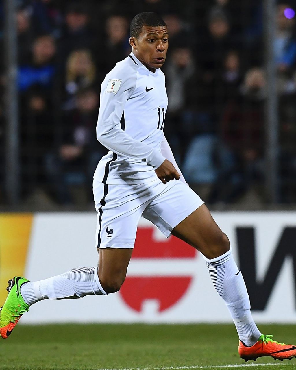 绿帽哥：曼联高层将约谈梅努，认为其哥哥损害他的转会价值（曼联高层将与梅努面谈，认为其哥哥的举动影响了其转会身价）